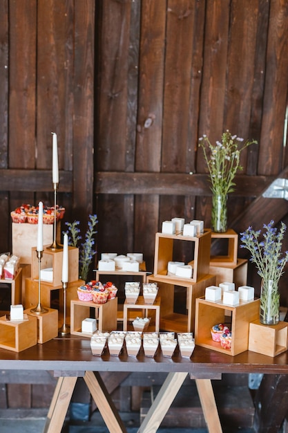 Mesa de buffet decorada festivamente para convidados Um estande com sobremesas para celebrar uma festa