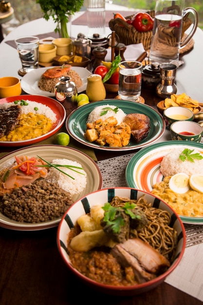 Mesa de buffet variados pratos populares tradicionais peruanos