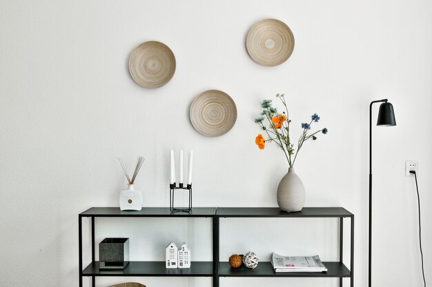 Foto mesa de cabeceira com plantas e outros acessórios que decoram a casa