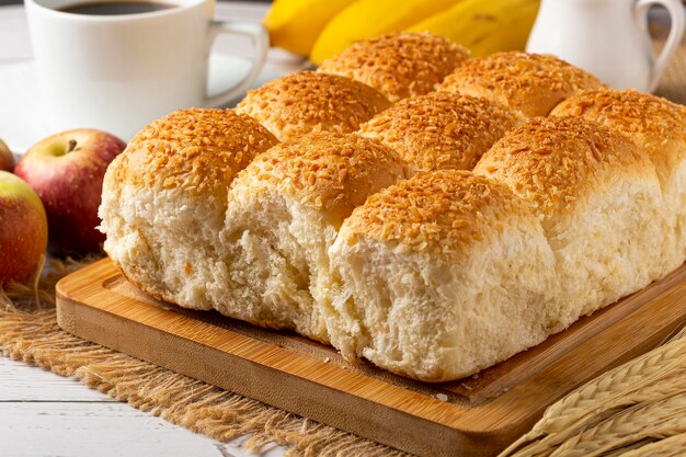 Mesa de café da manhã com pão de coco e frutas