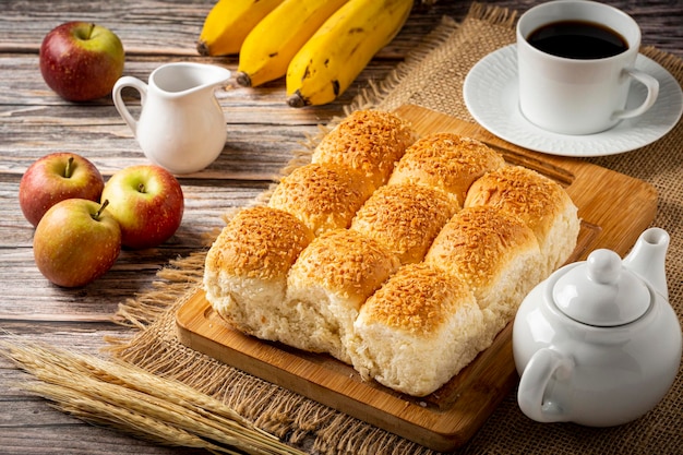 Mesa de café da manhã com pão de coco e frutas