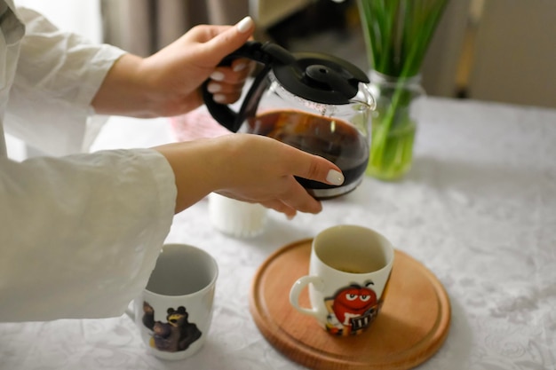 Mesa de café da manhã com xícara de café e leite