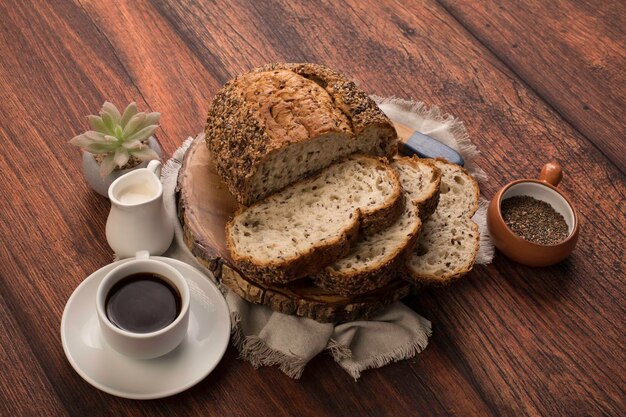 Mesa de café da manhã de pão de trigo recém-assada