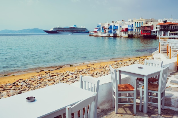 Mesa de café e cruzeiro no mar Egeu Chora Mykonos ilha Grécia