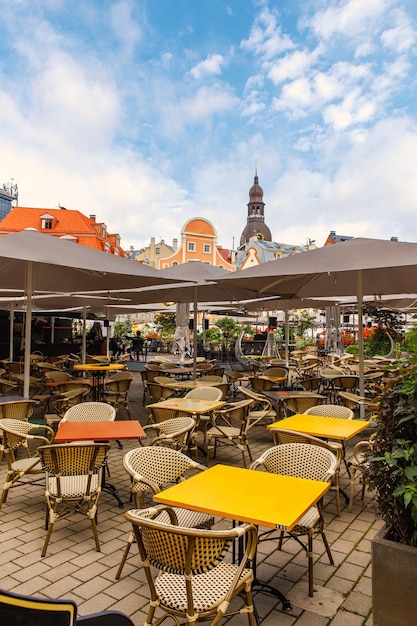 Foto mesa de café na praça do mercado central da antiga cidade europeia