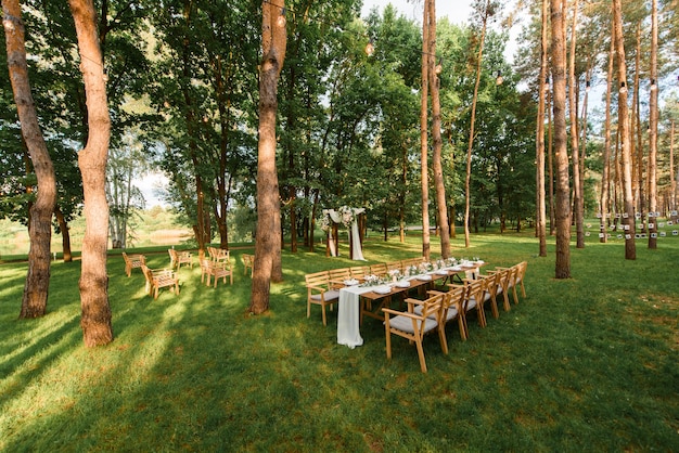 Mesa de casamento com decoração rústica na floresta. celebração de casamento no belo lugar.