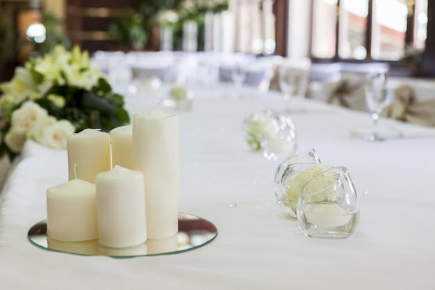 Mesa de casamento com flores e velas