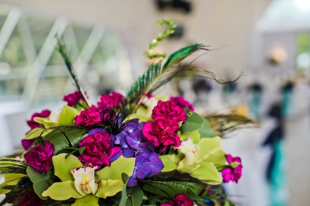 Mesa de casamento decorada com flores, jantar no restaurante, banquete