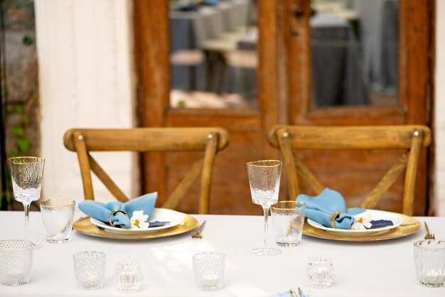 Mesa de casamento elegante e chique em cores douradas e azuis e flores frescas. Foco seletivo suave.