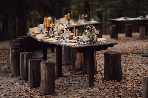 Mesa de casamento lindamente projetada na floresta