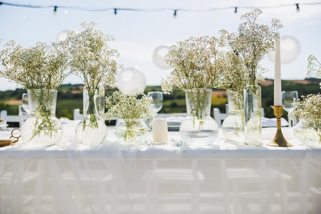 Mesa de casamento montada em estilo boho no quintal próximo ao vinhedo.