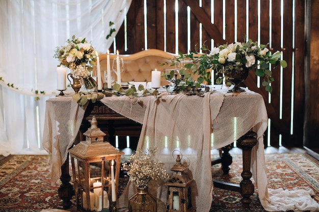 Mesa de casamento para os noivos com bela decoração em estilo rústico