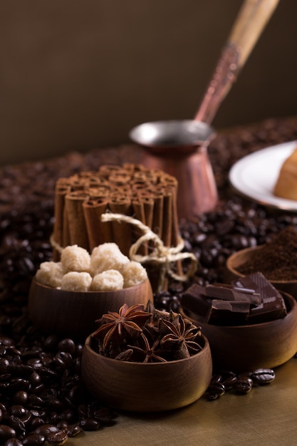 Mesa de centro com cubos de açúcar, chocolates e canela