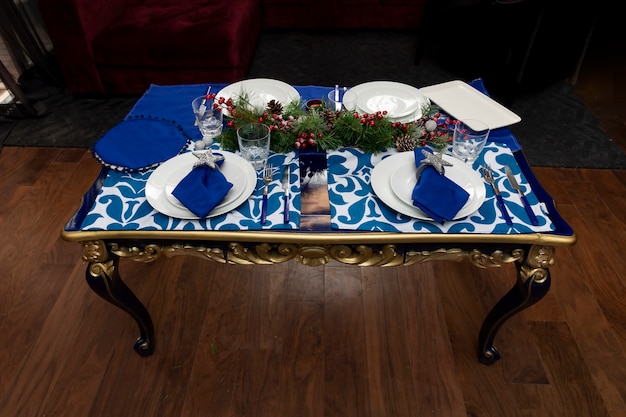 Mesa de centro com decoração de natal preparada para a ceia de natal na sala da casa