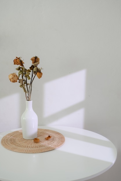 Foto mesa de centro mínima com vaso de cerâmica