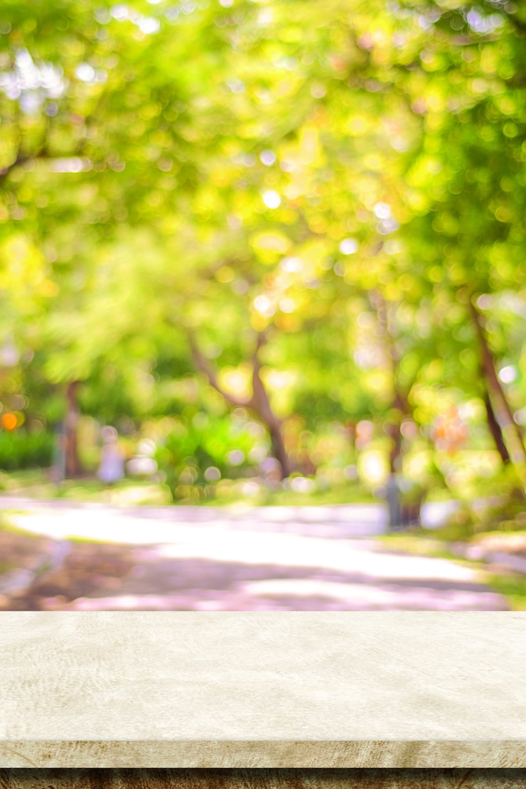 Foto mesa de cimento de pedra marrom para exposição de alimentos e produtos sobre o borrão jardim de árvores amarelas no outono, blur outono parque natural e tampo da mesa de pedra de concreto, prateleira, balcão com luz de bokeh