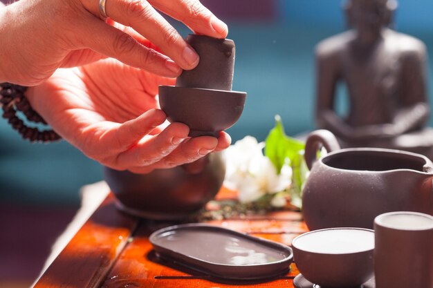 Mesa de close-up com louça de barro para a cerimônia do chá chinesa