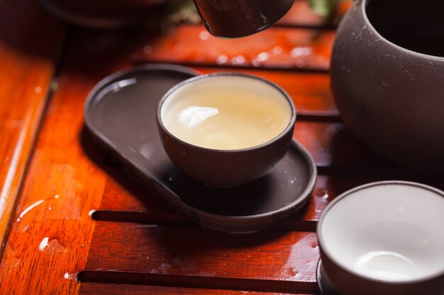 Mesa de close-up com louça de barro para a cerimônia do chá chinesa