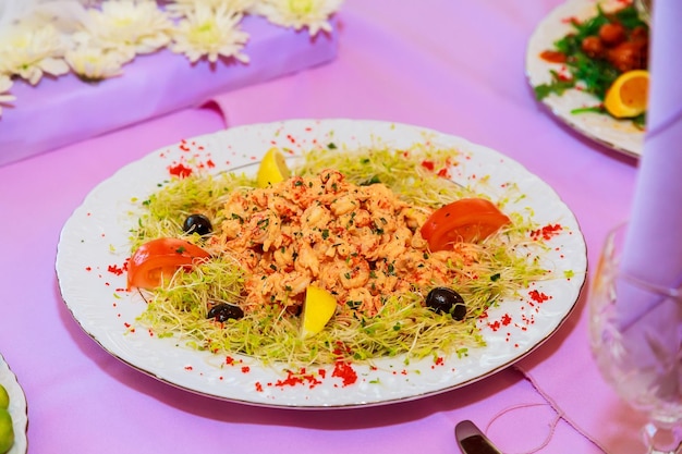 Mesa de comida de decoração de celebração com comida e bebida