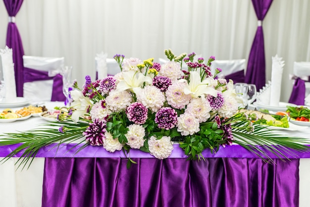 Mesa de comida decorada com flores