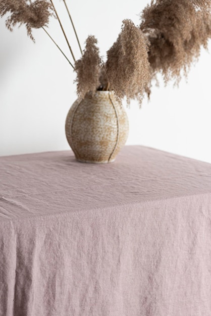 Mesa de conceito de decoração para casa com toalha de mesa lilás