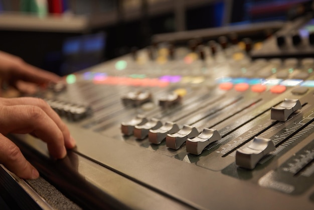 Foto mesa de controle de estúdio de gravação de música moderna com equalizador automático