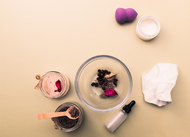 Mesa de cosméticos caseiros DIY com ingredientes dispostos aleatoriamente