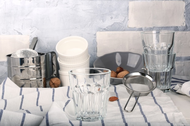 Mesa de cozinha branca com fundo rústico de verão utensílios de cozinha