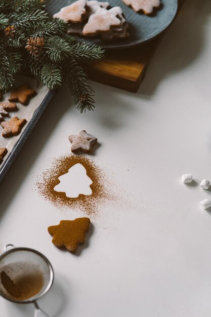 Mesa de cozinha com biscoitos de gengibre e decoração de natal árvore de natal