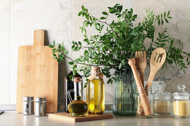 Mesa de cozinha com diferentes materiais e plantas