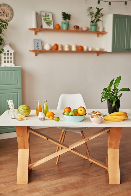 Mesa de cozinha com frutas e sucos