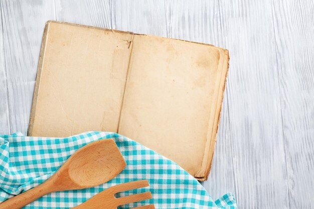 Mesa de cozinha com livro de cozinha e utensílios