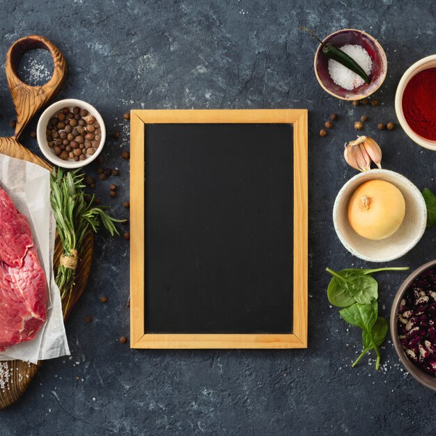 Mesa de cozinha com placa de giz em branco e carne de bovino