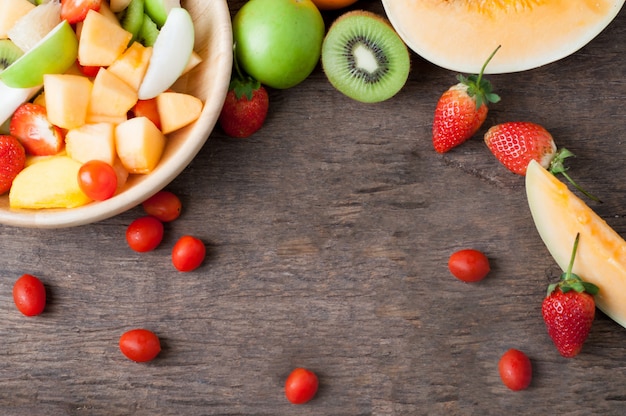 Foto mesa de cozinha com salada de frutas.