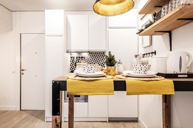 Mesa de cozinha com serviço montado com toalhas de mesa amarelas em um apartamento de aluguel de curto prazo