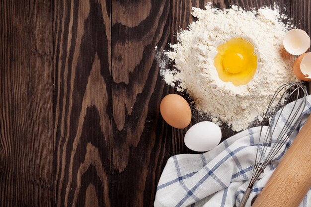 Mesa de cozinha com utensílios e ingredientes