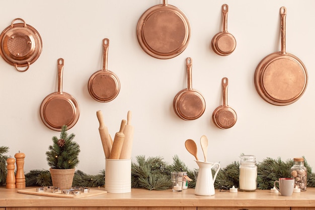 Mesa de cozinha festiva de Natal com utensílios de cozinha