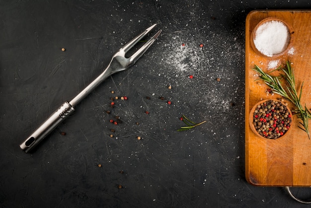 Mesa de cozinha, preparada para cozinhar carne