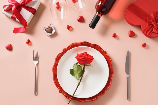 Mesa de dia dos namorados com corações de vinho tinto de presente rosa