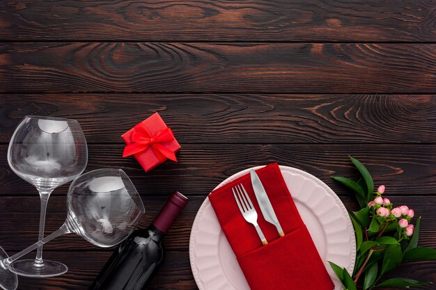 Mesa de dia dos namorados com prato, vinho e taças