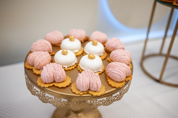 Mesa de doces festivos em comemoração