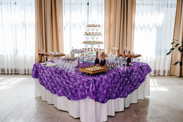 Mesa de doces mesa com bufê de doces mesa de sobremesas para uma festa guloseimas para o casamento fechar