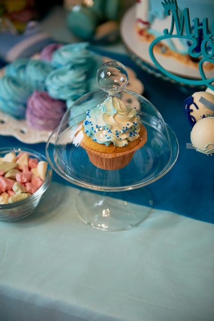 Mesa de doces para festa de aniversário infantil em turquesa e roxo uma sensação de alegria de celebração doces lindos