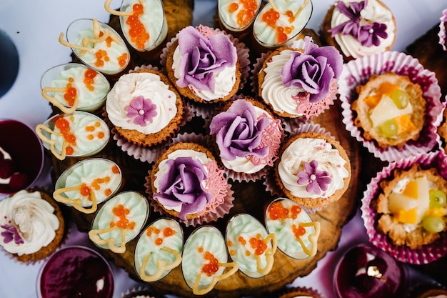 Mesa de doces Pratos de bolos e muffins Mesa com buffet de doces Mesa de sobremesa para uma festa guloseimas para o casamento Barra de doces Decorada deliciosa