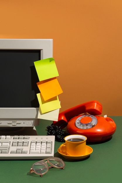 Foto mesa de escritório bagunçada com computador antigo ainda vida