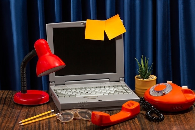 Foto mesa de escritório bagunçada com computador antigo ainda vida