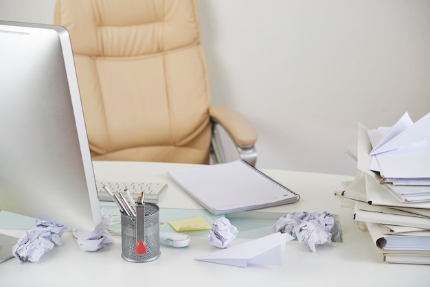 Foto mesa de escritório bagunçada