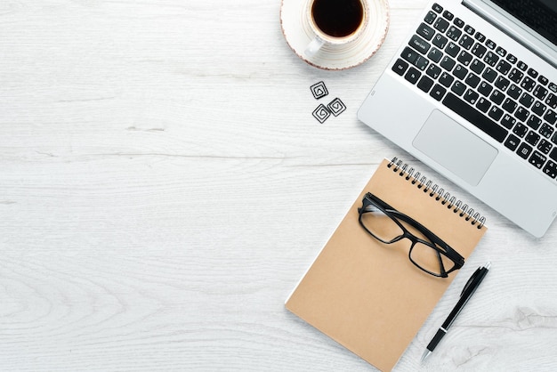 Mesa de escritório branca com teclado de computador notebook em branco e material de escritório Vista superior com espaço de cópia