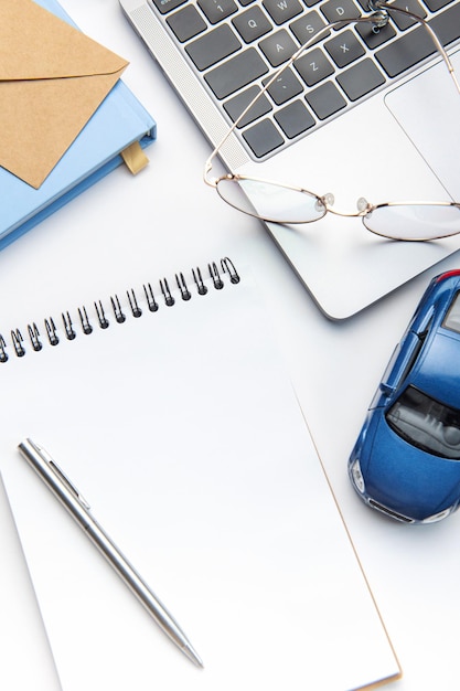 Mesa de escritório branca moderna com carro de brinquedo para notebook e outros suprimentos