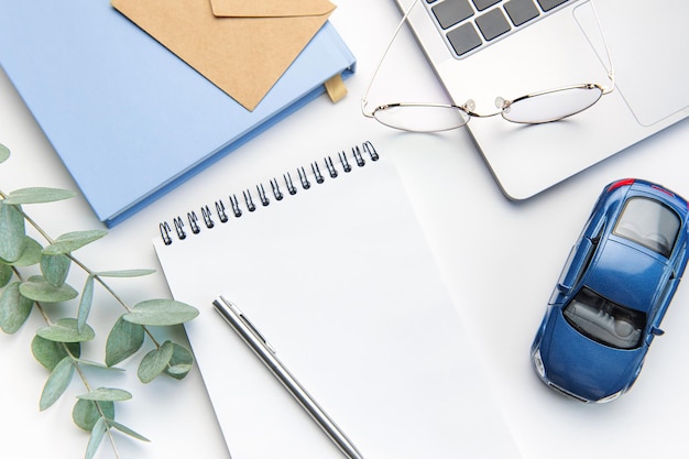 Mesa de escritório branca moderna com carro de brinquedo para notebook e outros suprimentos